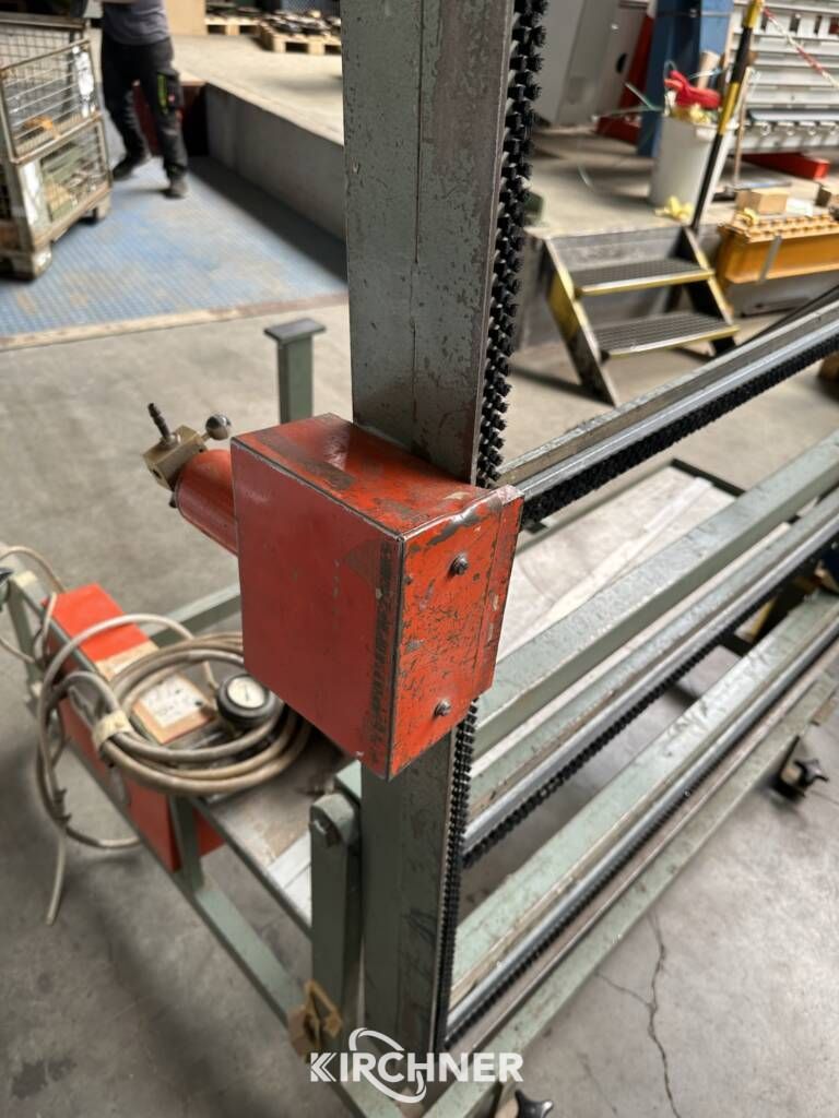 Assembly table