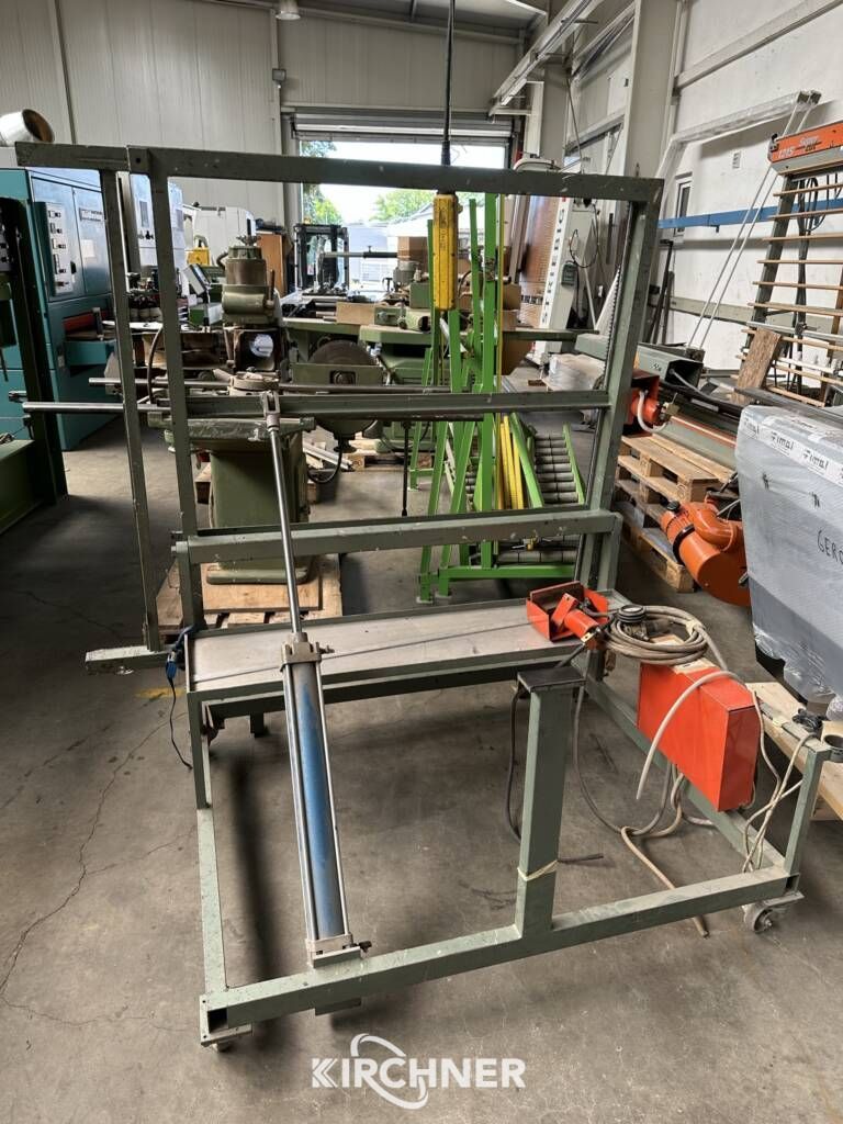 Assembly table