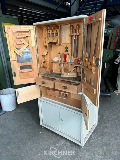Tool cabinet