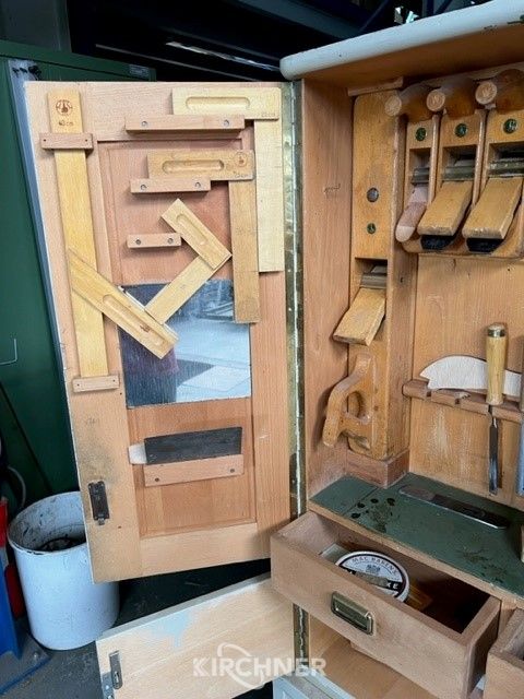 Tool cabinet
