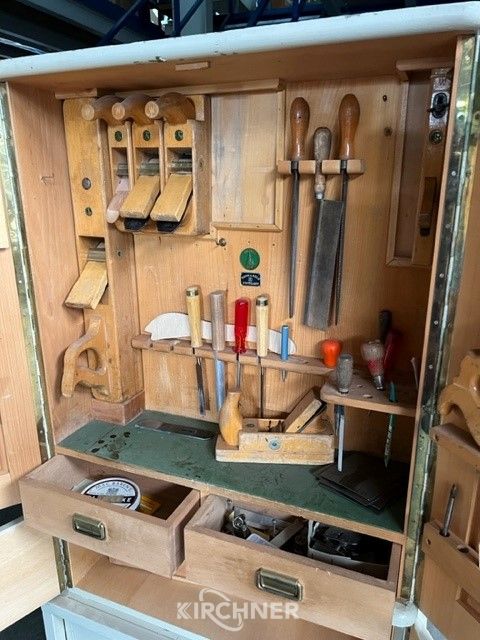 Tool cabinet