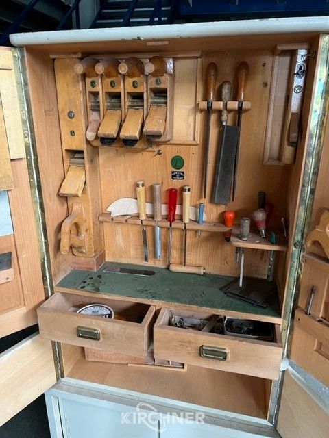 Tool cabinet