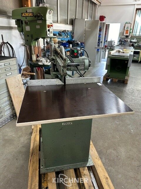Cross-cut and mitre saw