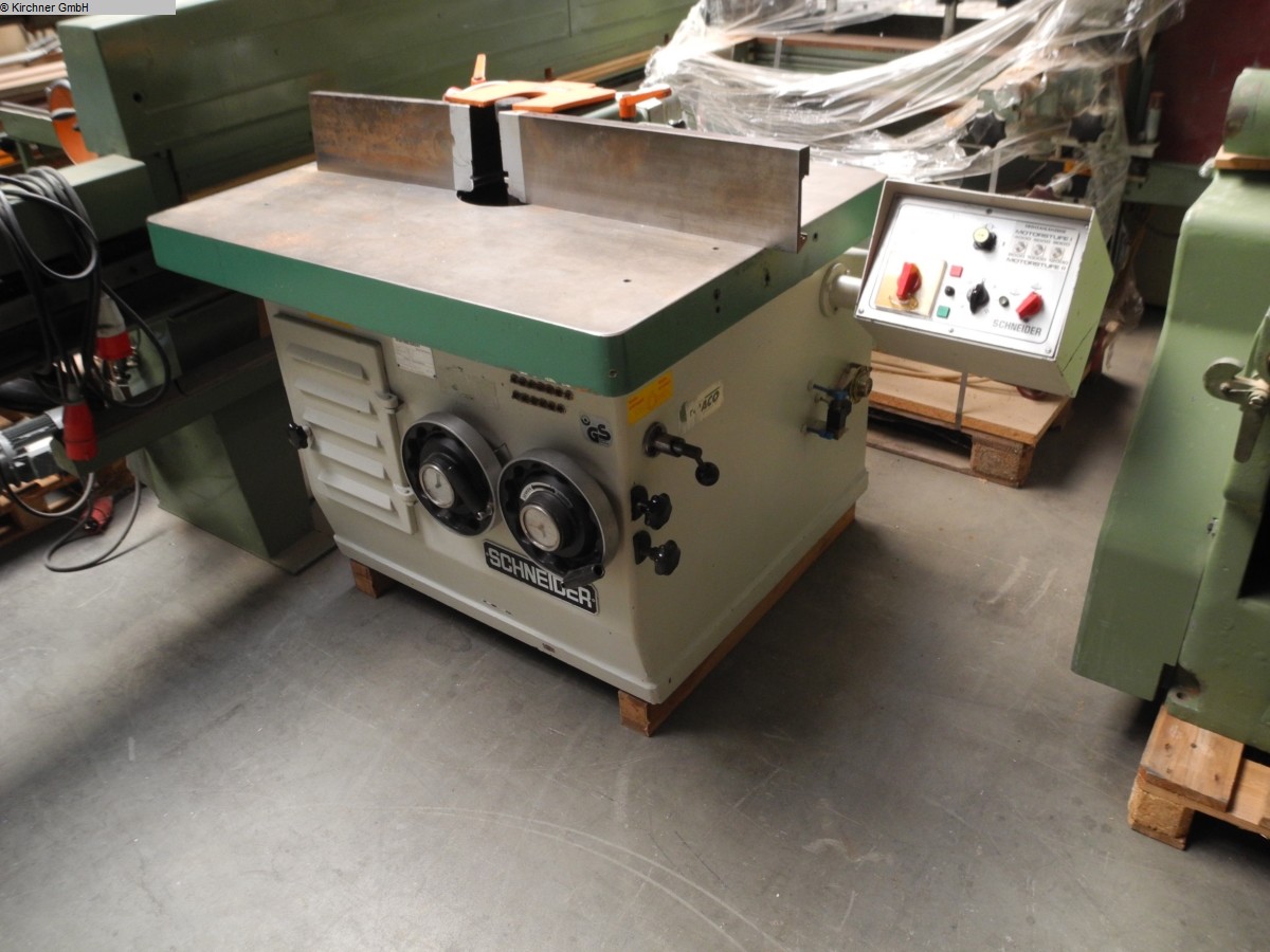 Swivelling spindle moulder