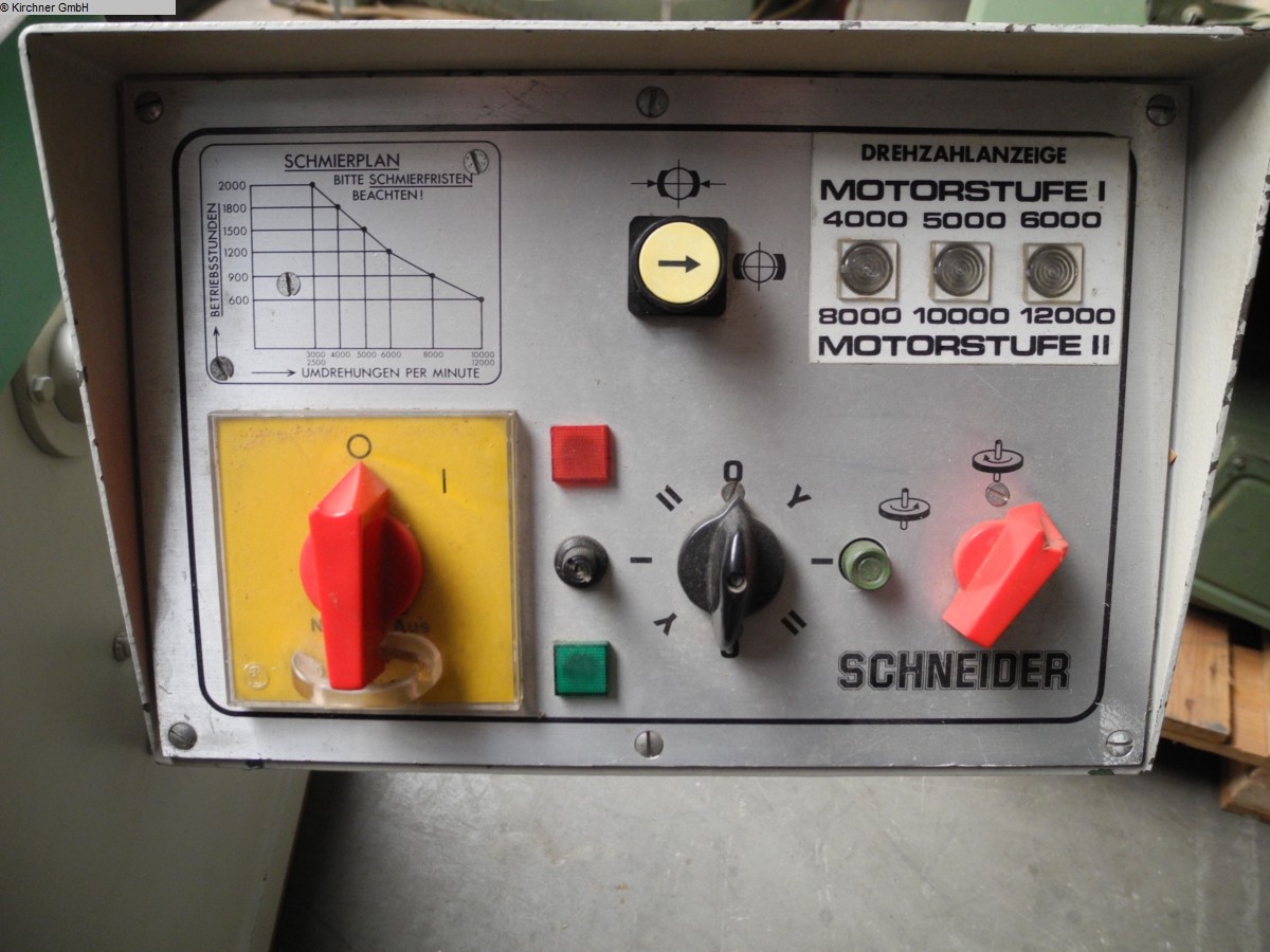 Swivelling spindle moulder