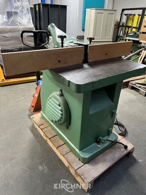 Swivelling spindle moulder