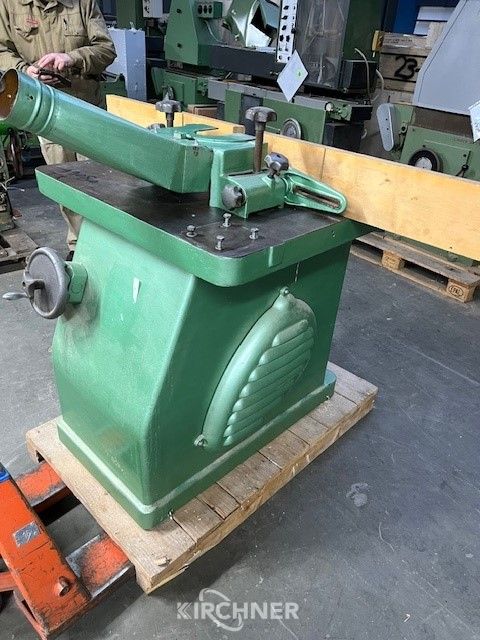Swivelling spindle moulder