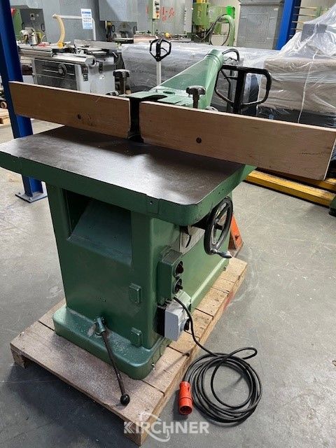 Swivelling spindle moulder