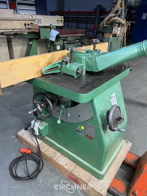 Swivelling spindle moulder