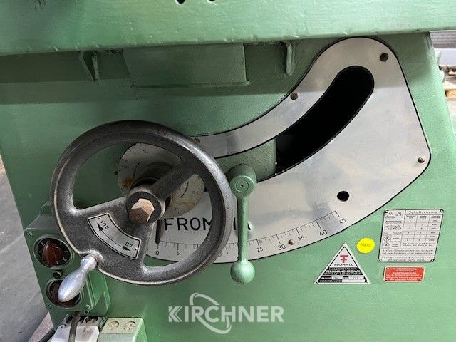 Swivelling spindle moulder